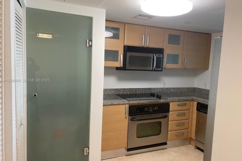 Condo in Miami, Florida, 2 bedrooms  № 1994725 - photo 15