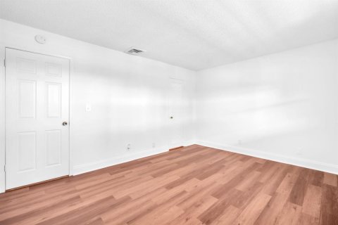Condo in Coral Springs, Florida, 2 bedrooms № 2191000 - photo 18