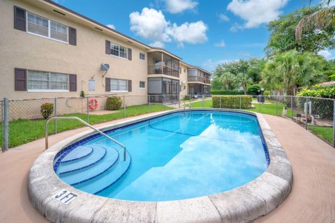 Condo in Coral Springs, Florida, 2 bedrooms № 2191000 - photo 27