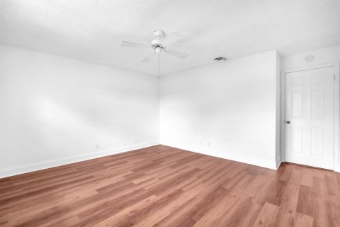 Condo in Coral Springs, Florida, 2 bedrooms № 2191000 - photo 13