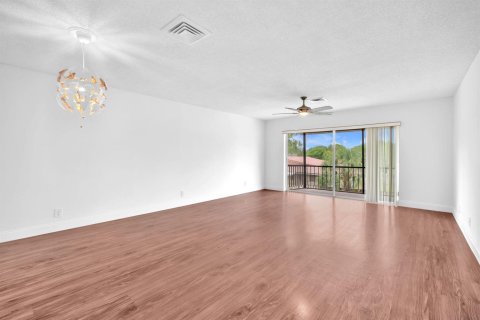 Condo in Coral Springs, Florida, 2 bedrooms № 2191000 - photo 12