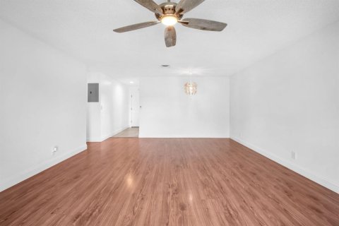 Condo in Coral Springs, Florida, 2 bedrooms № 2191000 - photo 10