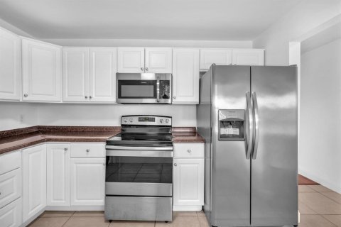 Condo in Coral Springs, Florida, 2 bedrooms № 2191000 - photo 3
