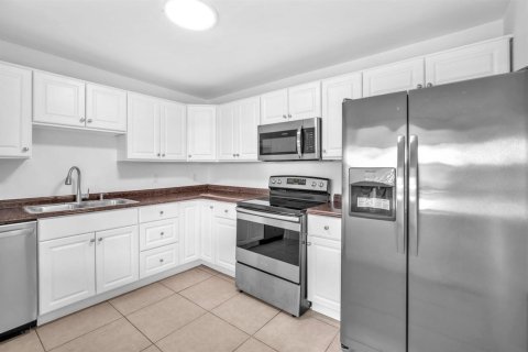 Condo in Coral Springs, Florida, 2 bedrooms № 2191000 - photo 2