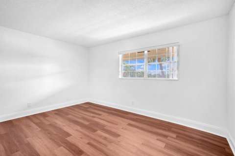 Condo in Coral Springs, Florida, 2 bedrooms № 2191000 - photo 19