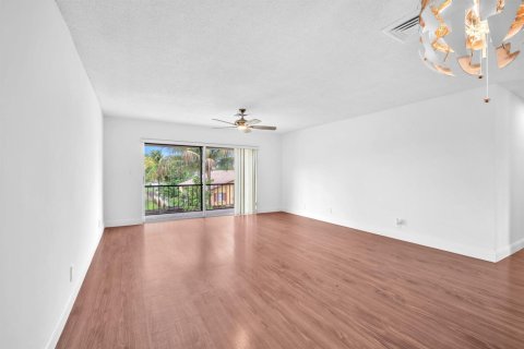 Condo in Coral Springs, Florida, 2 bedrooms № 2191000 - photo 8