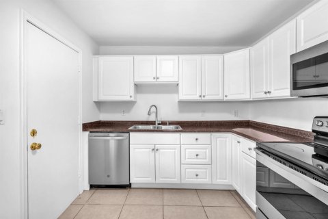 Condo in Coral Springs, Florida, 2 bedrooms № 2191000 - photo 4