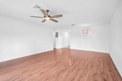 Condo in Coral Springs, Florida, 2 bedrooms № 2191000 - photo 9