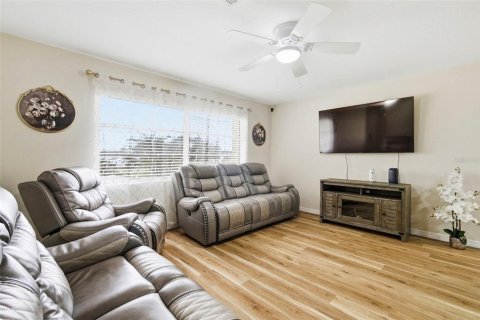 House in Holiday, Florida 4 bedrooms, 170.66 sq.m. № 2115903 - photo 15