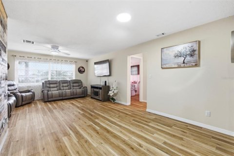 House in Holiday, Florida 4 bedrooms, 170.66 sq.m. № 2115903 - photo 17
