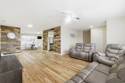 House in Holiday, Florida 4 bedrooms, 170.66 sq.m. № 2115903 - photo 16