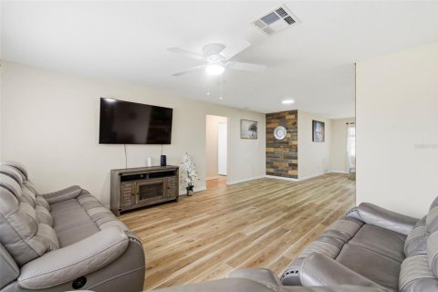 House in Holiday, Florida 4 bedrooms, 170.66 sq.m. № 2115903 - photo 4