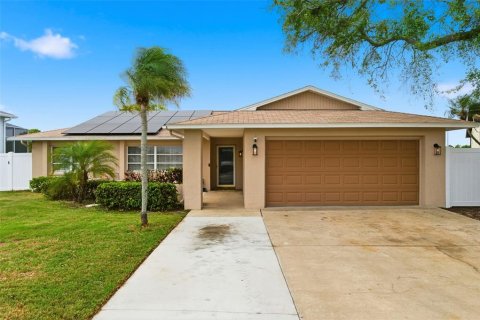 House in Holiday, Florida 4 bedrooms, 170.66 sq.m. № 2115903 - photo 8