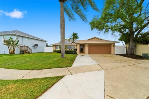 House in Holiday, Florida 4 bedrooms, 170.66 sq.m. № 2115903 - photo 9