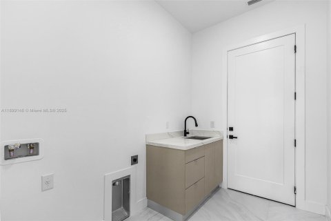 House in Cape Coral, Florida 4 bedrooms № 2012179 - photo 10