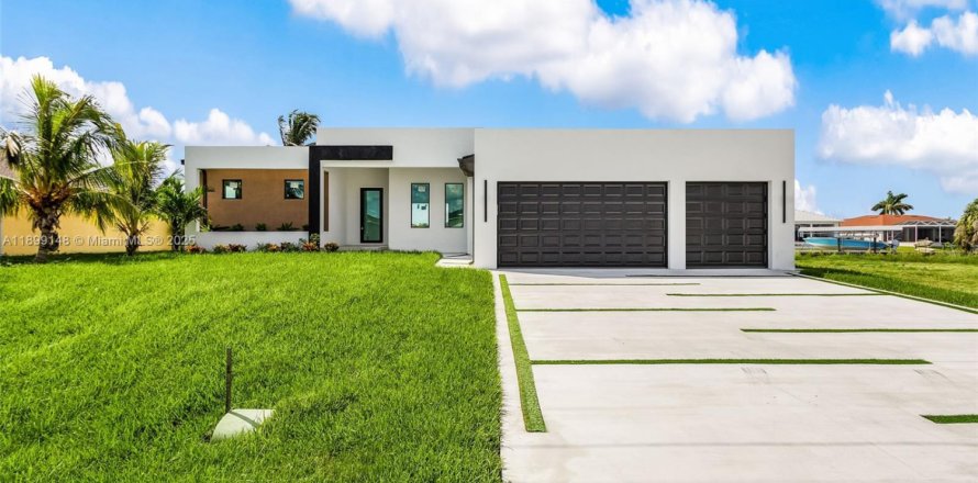House in Cape Coral, Florida 4 bedrooms № 2012179