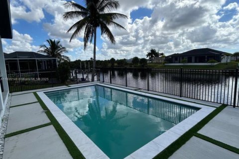 House in Cape Coral, Florida 4 bedrooms № 2012179 - photo 30