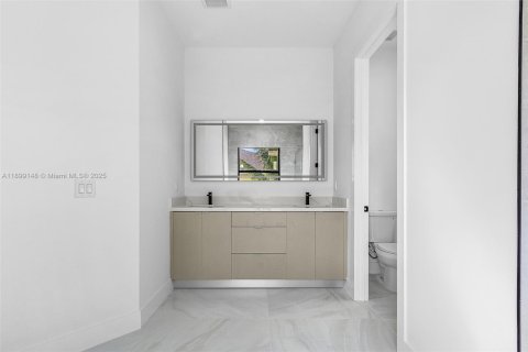 House in Cape Coral, Florida 4 bedrooms № 2012179 - photo 15