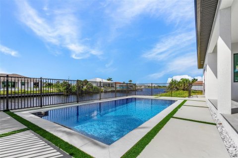 House in Cape Coral, Florida 4 bedrooms № 2012179 - photo 28