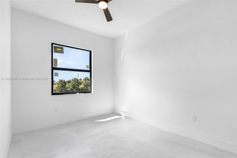 House in Cape Coral, Florida 4 bedrooms № 2012179 - photo 20