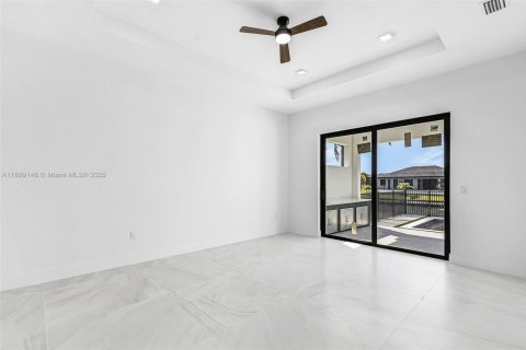 House in Cape Coral, Florida 4 bedrooms № 2012179 - photo 12