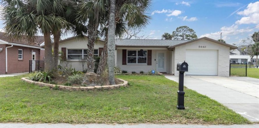 Casa en Port Richey, Florida 3 dormitorios, 141.12 m2 № 1553344