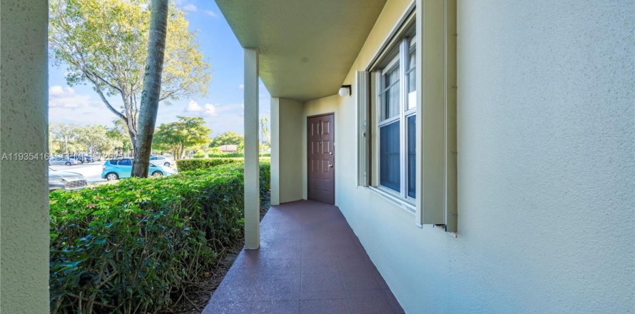 Condominio en Pembroke Pines, Florida, 2 dormitorios  № 1993576