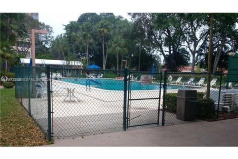 Condominio en alquiler en Pembroke Pines, Florida, 1 dormitorio, 85.47 m2 № 2034717 - foto 24