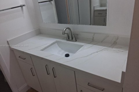 Снять в аренду кондоминиум в Пемброк-Пайнс, Флорида 1 спальня, 85.47м2, № 2034717 - фото 14