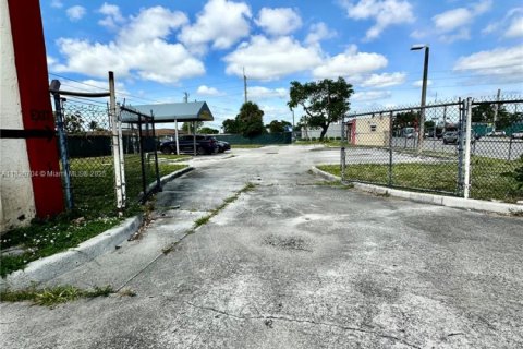 Commercial property in West Park, Florida № 1782132 - photo 16