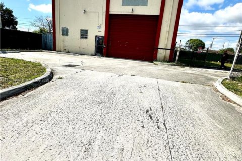Commercial property in West Park, Florida № 1782132 - photo 1