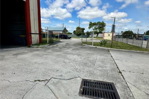 Commercial property in West Park, Florida № 1782132 - photo 15