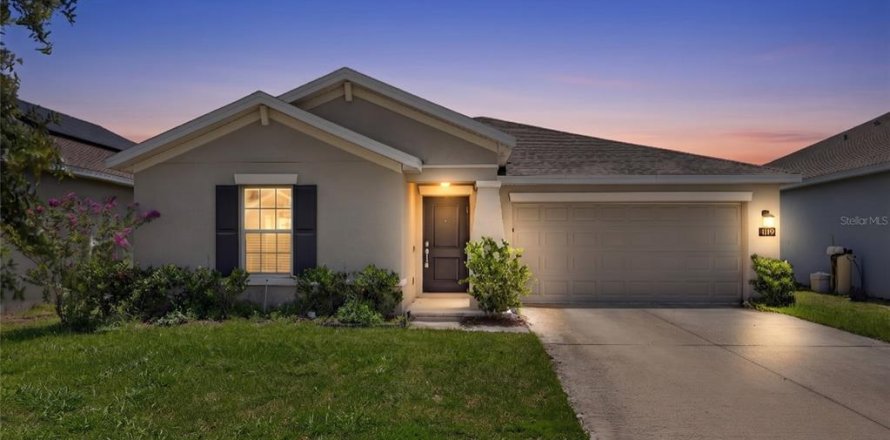House in Davenport, Florida 3 bedrooms, 146.79 sq.m. № 2157506