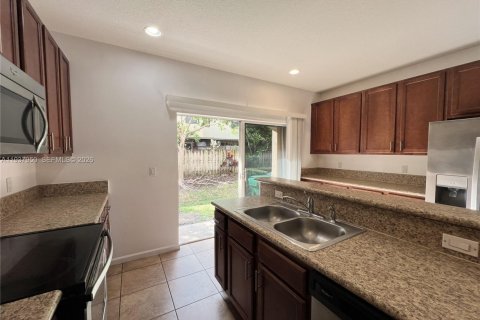 Townhouse in Tamarac, Florida 2 bedrooms, 135.08 sq.m. № 1995709 - photo 12