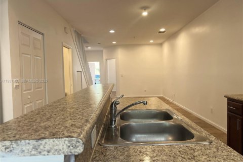 Townhouse in Tamarac, Florida 2 bedrooms, 135.08 sq.m. № 1995709 - photo 7