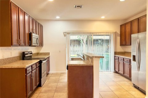 Townhouse in Tamarac, Florida 2 bedrooms, 135.08 sq.m. № 1995709 - photo 3