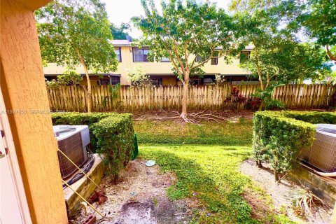 Townhouse in Tamarac, Florida 2 bedrooms, 135.08 sq.m. № 1995709 - photo 30