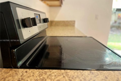 Townhouse in Tamarac, Florida 2 bedrooms, 135.08 sq.m. № 1995709 - photo 10