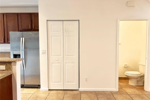 Townhouse in Tamarac, Florida 2 bedrooms, 135.08 sq.m. № 1995709 - photo 4