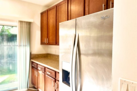 Townhouse in Tamarac, Florida 2 bedrooms, 135.08 sq.m. № 1995709 - photo 9