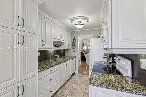 Condo in Lauderdale Lakes, Florida, 2 bedrooms  № 1990824 - photo 4