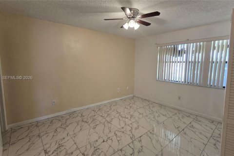 Condominio en alquiler en Hialeah, Florida, 2 dormitorios, 69.4 m2 № 1945561 - foto 16