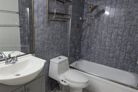 Condominio en alquiler en Hialeah, Florida, 2 dormitorios, 69.4 m2 № 1945561 - foto 17