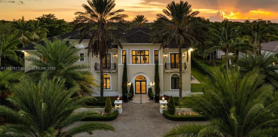 House in Pinecrest, Florida 7 bedrooms, 773.04 sq.m. № 1965581