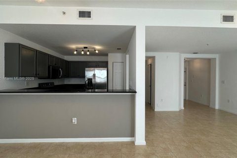 Снять в аренду кондоминиум в Дорал, Флорида 3 спальни, 116.69м2, № 1973682 - фото 7