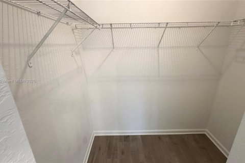 Снять в аренду кондоминиум в Дорал, Флорида 3 спальни, 116.69м2, № 1973682 - фото 18