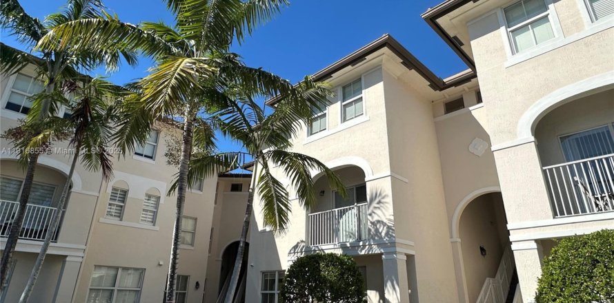 Кондоминиум с 3 спальнями в Дорал, Флорида № 1973682