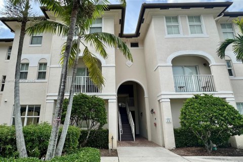 Снять в аренду кондоминиум в Дорал, Флорида 3 спальни, 116.69м2, № 1973682 - фото 2