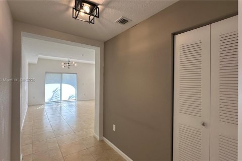 Снять в аренду кондоминиум в Дорал, Флорида 3 спальни, 116.69м2, № 1973682 - фото 4