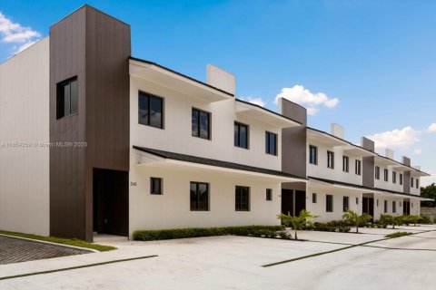 Кондоминиум с 4 спальнями в Флорида-Сити, Флорида № 1962526